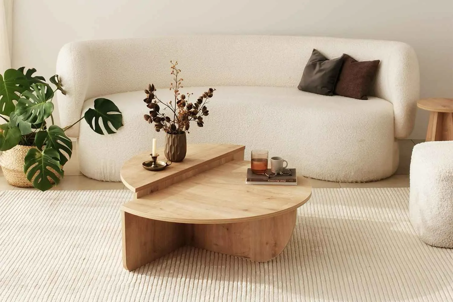 Béžová oblúková sedačka s dreveným konferenčným stolíkom v svetlej obývačke