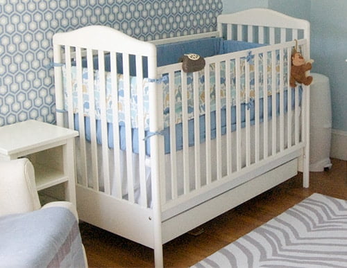 biela-drevena-detska-postielka