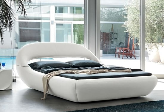 Biela manzelska postel