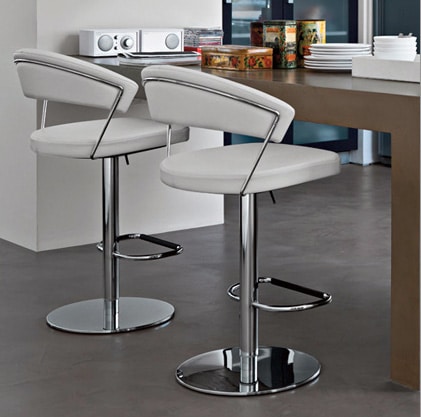 Biele barové stoličky do kuchyne