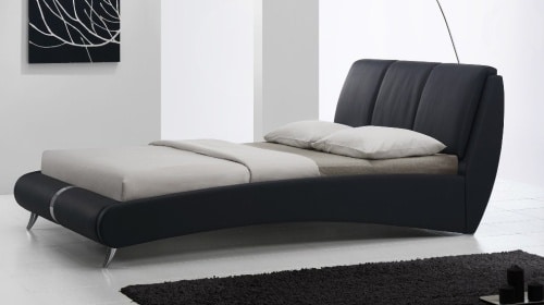 Čierna čalúnená posteľ