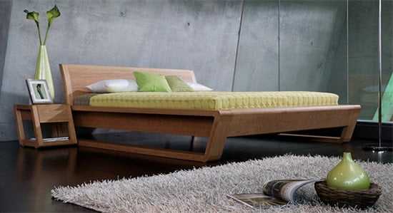 Moderna drevena manzelska postel