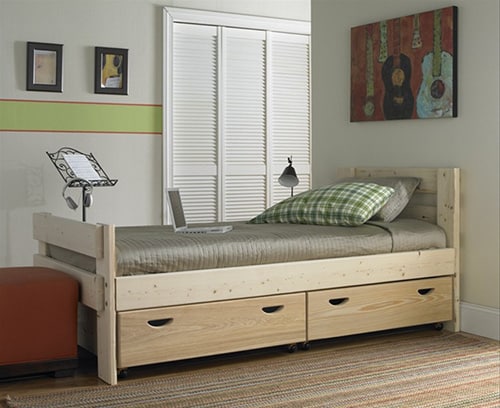 Drevená posteľ s úložným priestorom