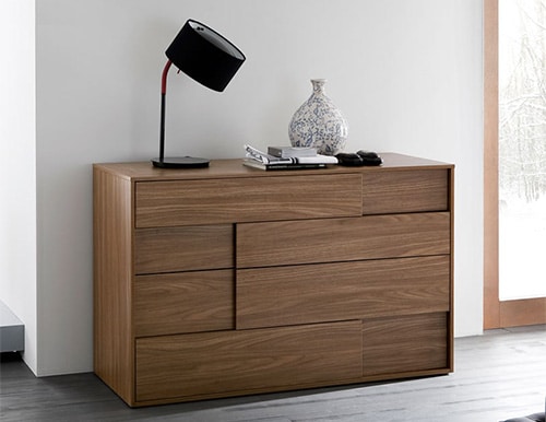Moderná komoda z masívu