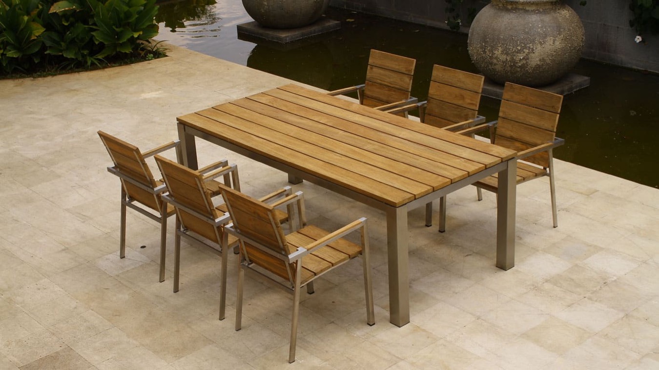 Moderný záhradný stôl