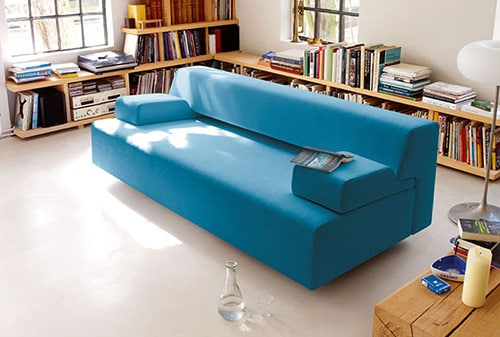 Modrá látková pohovka