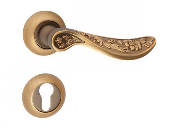 Mosadzná kľučka na dvere