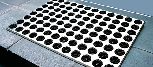 Moderna ocelova rohozka s plastovymi kefkami