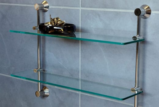 Skelnená polička do kúpeľne