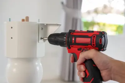 Montáž nábytku pomocou aku skrutkovača
