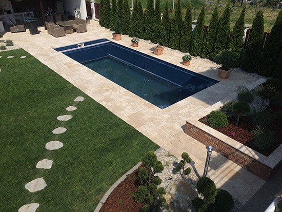 Travertínová dlažba pri bazéne