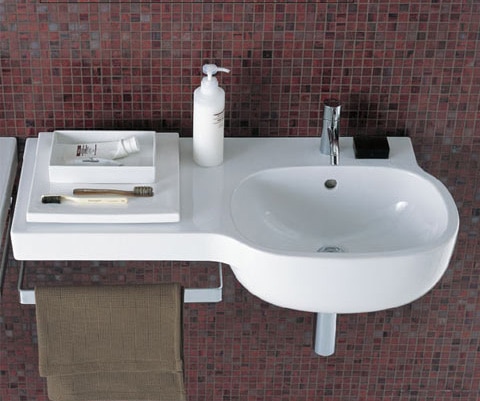 Asymetrické umývadlo s odkladacou plochou