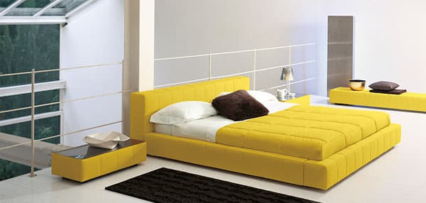 Žltá manželská posteľ